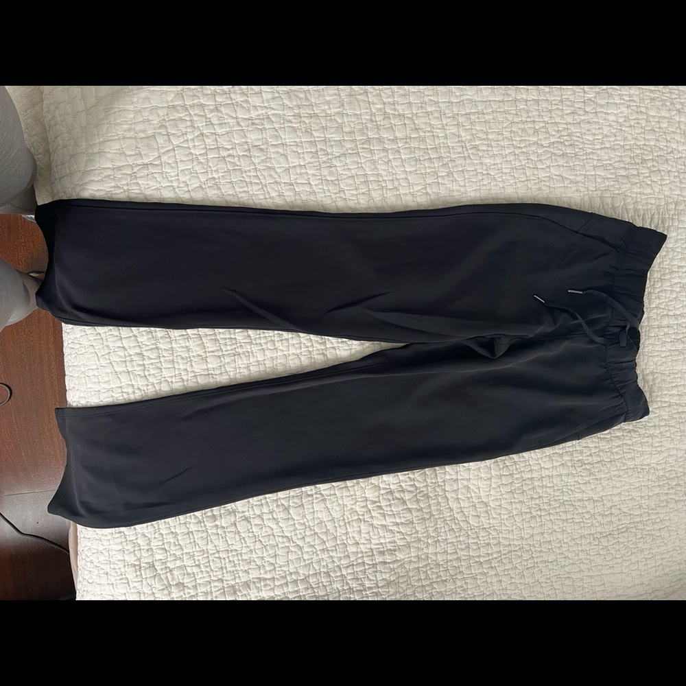 LuLu lemon pants with pockets size 4 NEVER WORN. Black with draw string